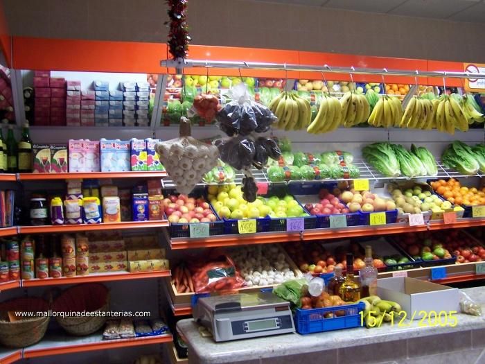 estantería con fruta