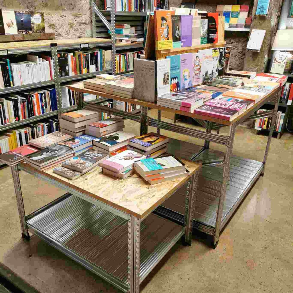 estantería con libros