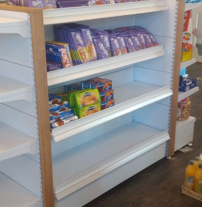 estantería con productos
