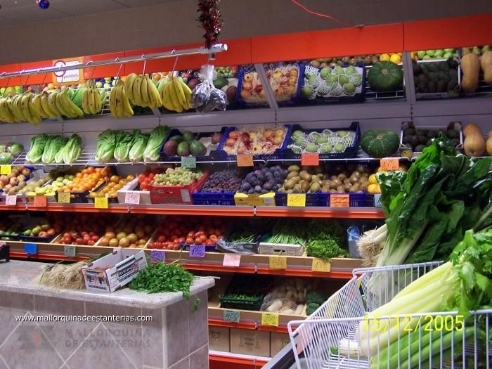 estantería con fruta