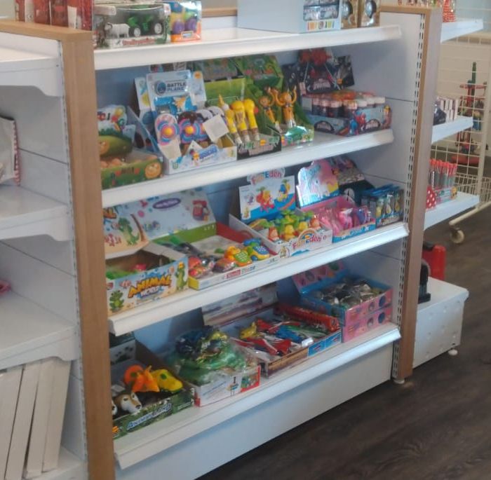 estantería con productoss