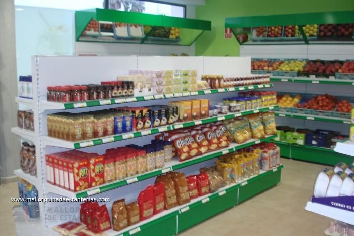 estantería con productos