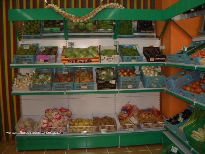 estantería con verdura